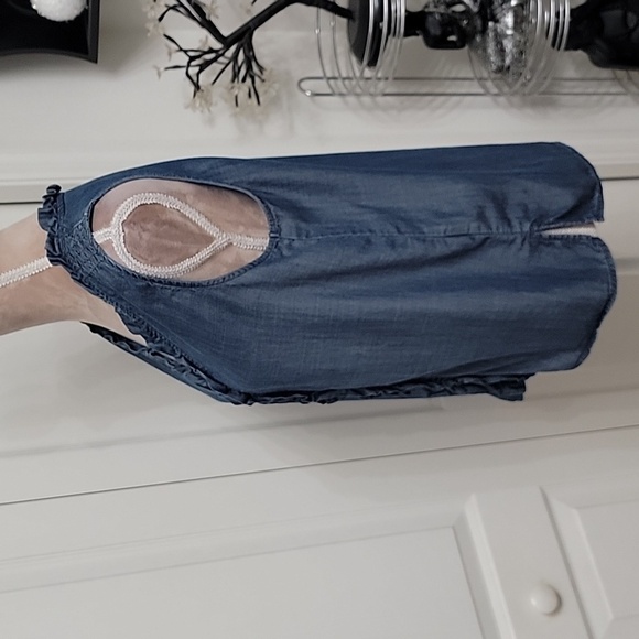 Liz Claiborne, Size S, Sleeveless Chambray Top with Ruffled Front. EUC - Picture 2 of 8